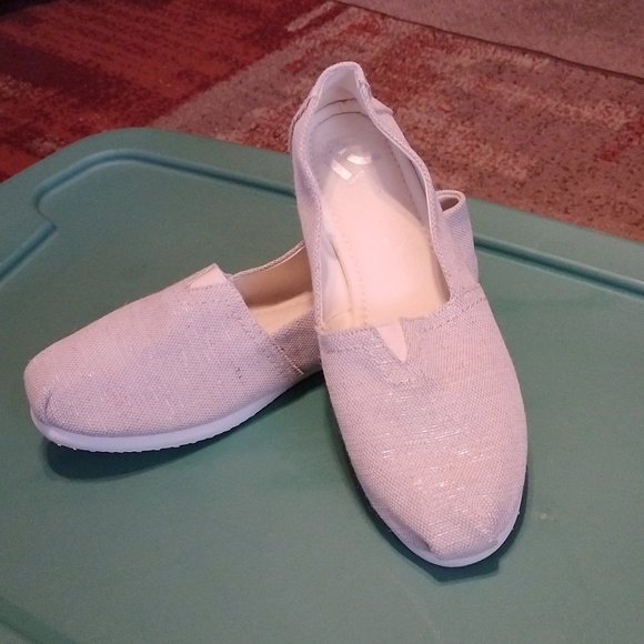 Women's tan/gold slip on flats size 10 - Picture 4 of 7